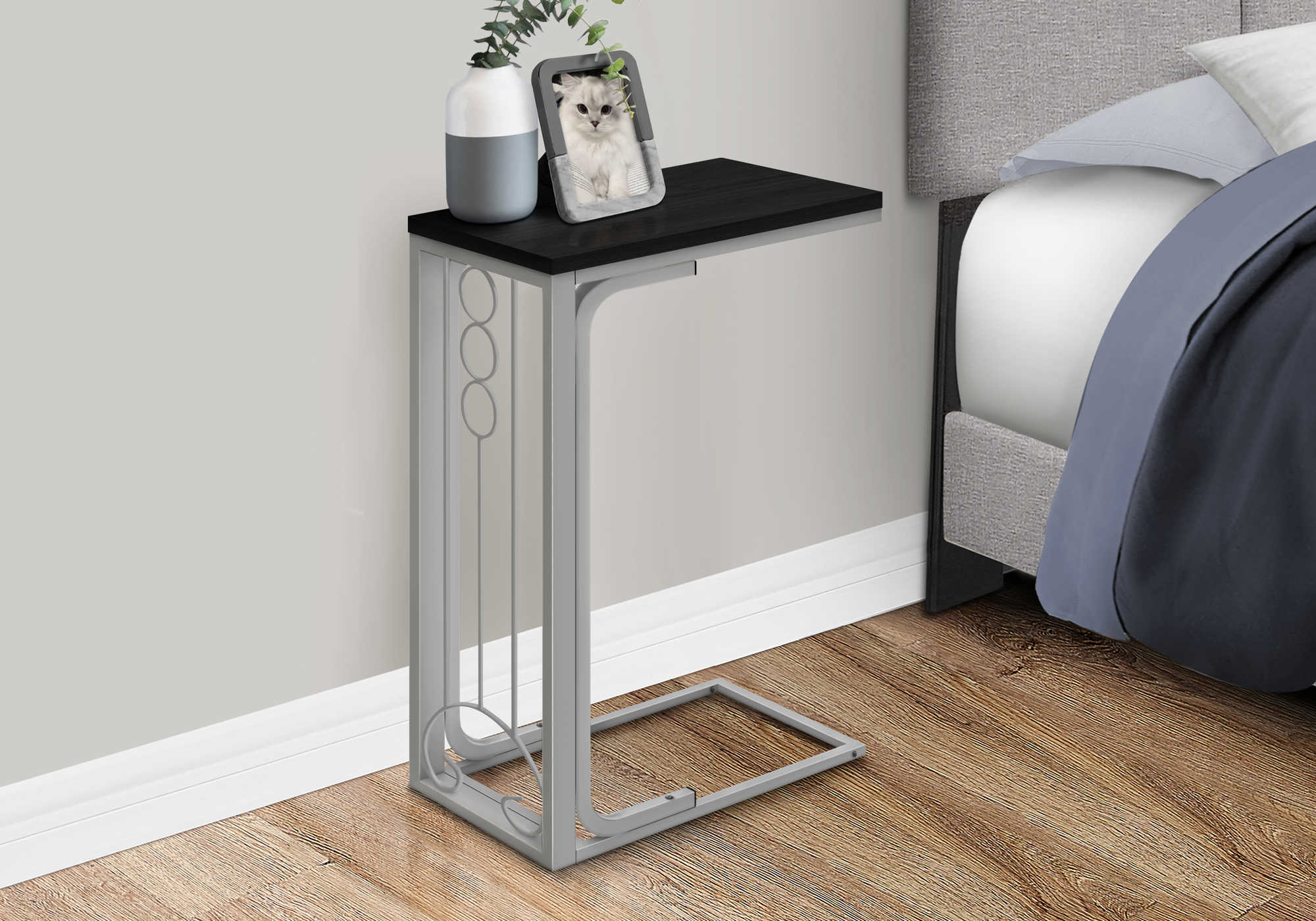 BEDROOM ACCENT TABLE - BLACK TOP / SILVER METAL 