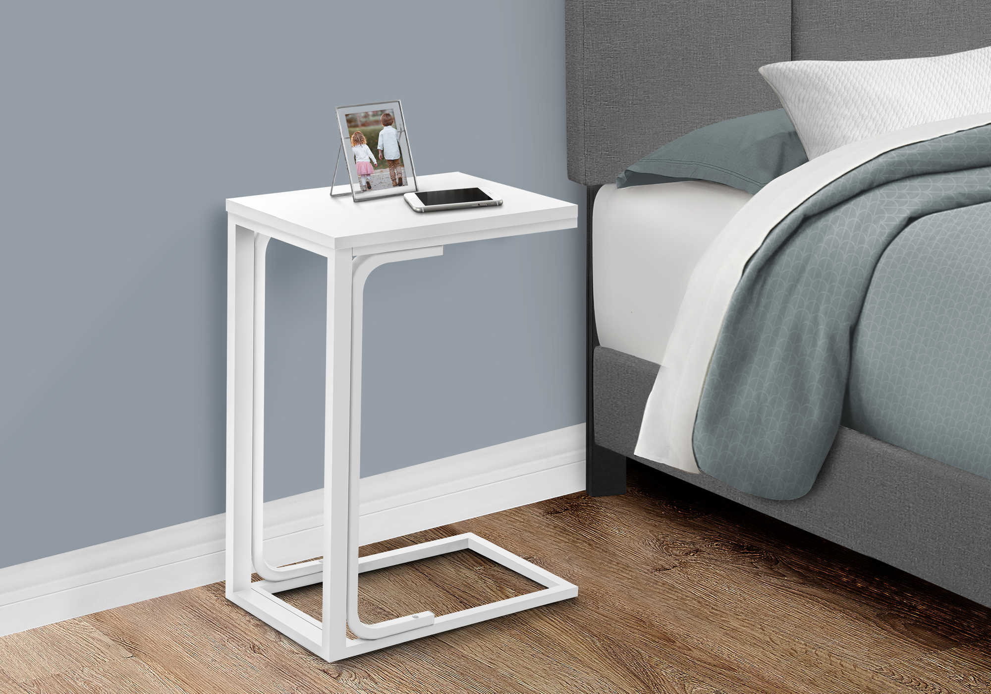 BEDROOM ACCENT TABLE - 25"H /WHITE / WHITE METAL